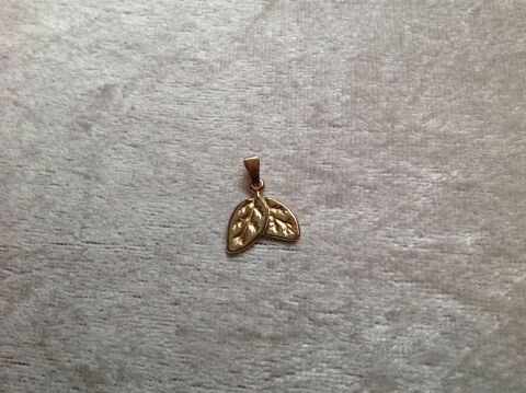 PENDENTIF DUO DE FEUILLES Envoi Possible
2 Tr�gunc (29)