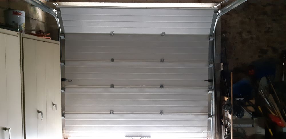 Porte garage sectionnelle. Bricolage