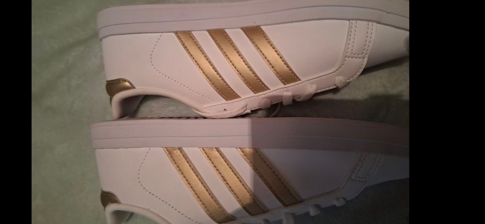 Basquet adidas 
Pointure 40 
Toute neuve 
Prix 45 euro Vêtements