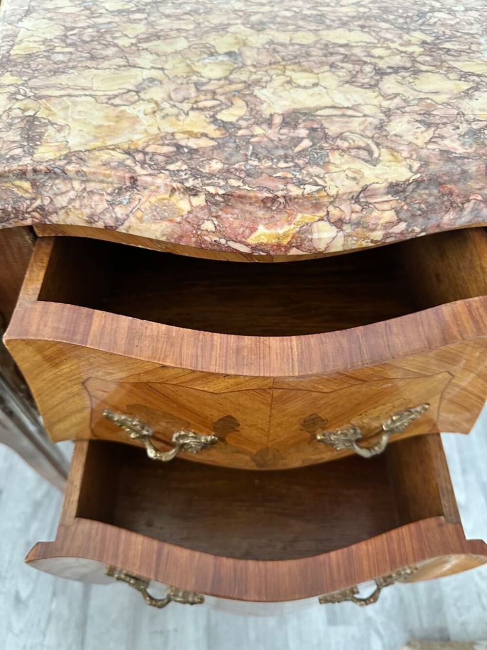 Paire de tables de chevet en marqueterie avec dessus marbre Meubles