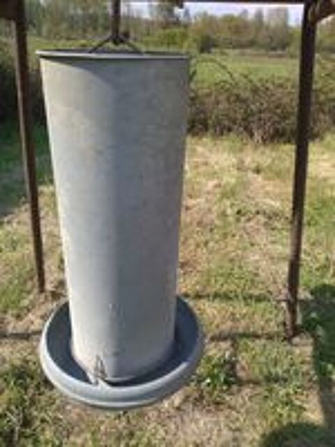   Mangeoires pour volaille ou petit gibier 