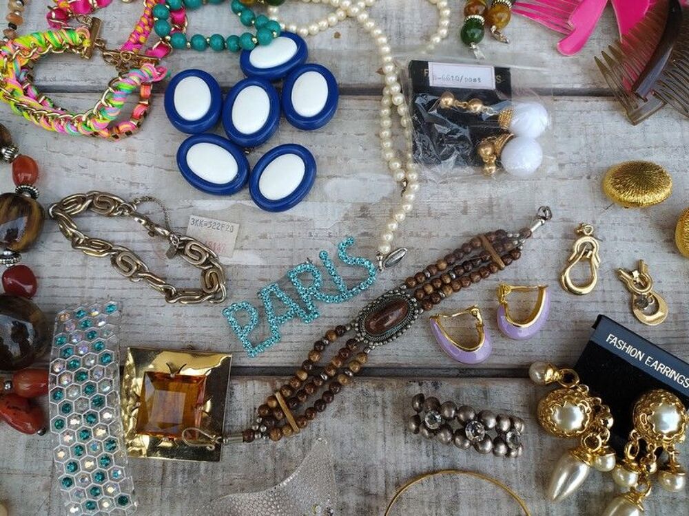 Lot Bijoux fantaisie Vintage Mode 
Bijoux et montres