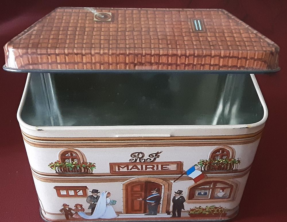 bo&icirc;te m&eacute;tallique d&eacute;cor&eacute;e "mairie" &agrave; toit ouvrant Décoration