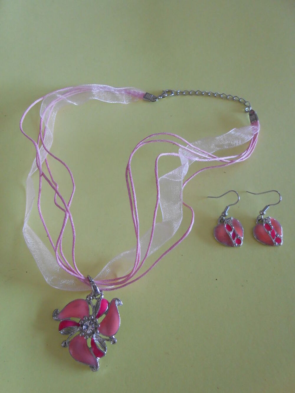 CHAINE EN LACET ET RUBAN Bijoux et montres