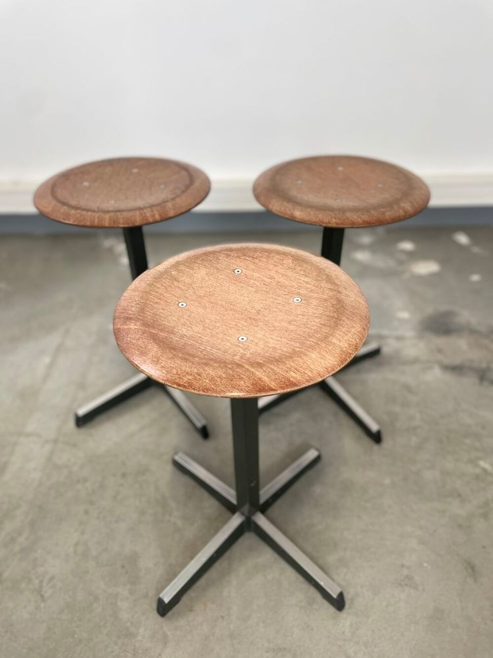 Tabourets vintage en bois 
LIVRAISON POSSIBLE Meubles