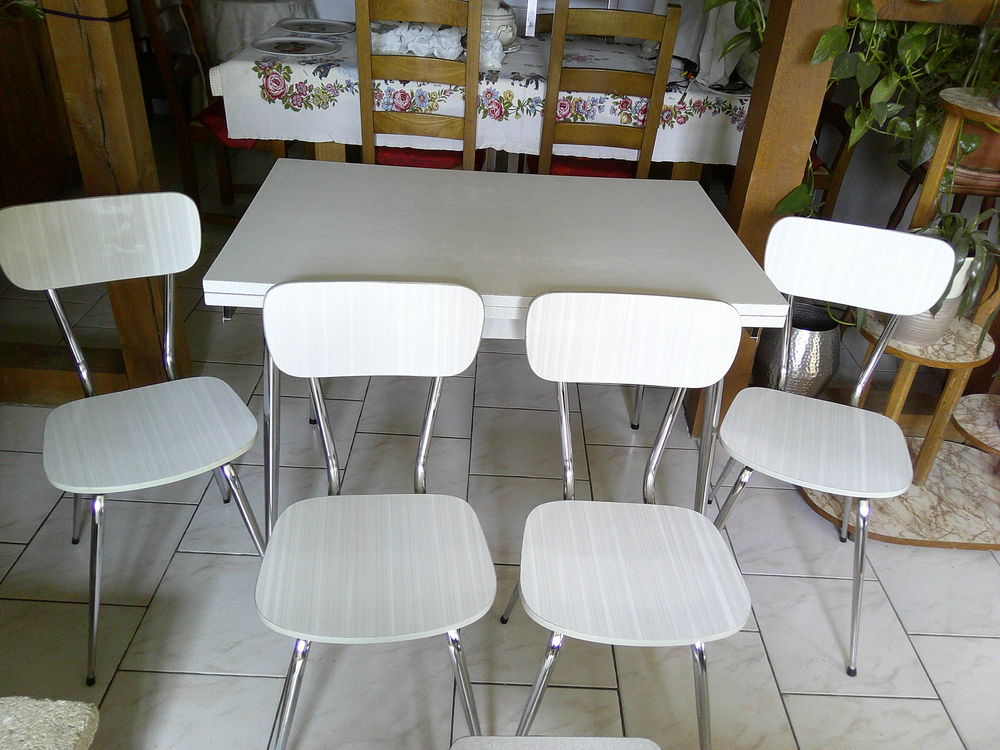34 chaises en formica et tabourets Meubles
