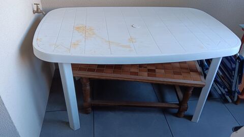 table de cuisine exterieur + Une chaine
blanc 25 Fr�jus (83)