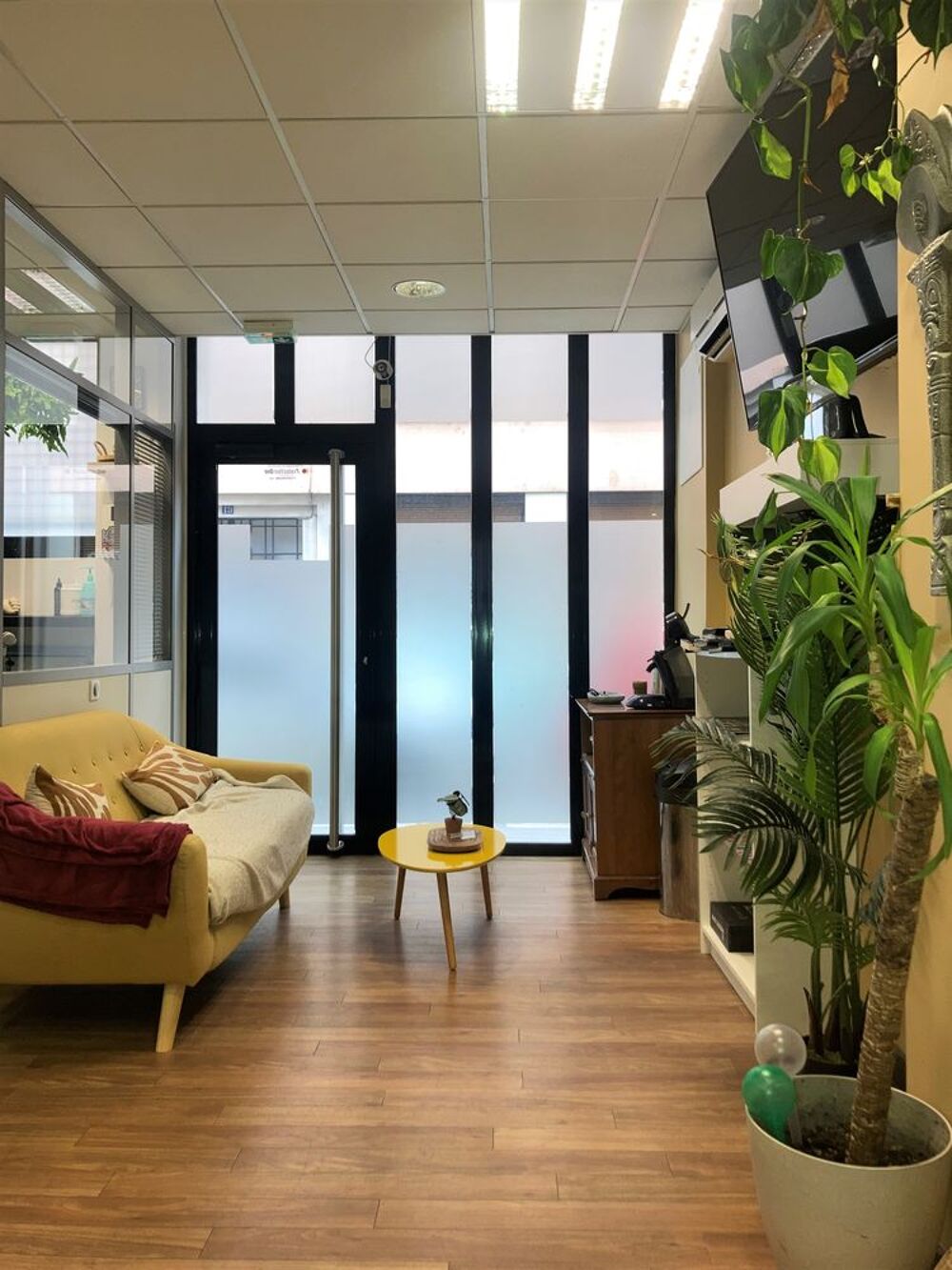   GRENOBLE Local 4 Bureaux en bon état d'environ 86m² en rdc sur rue proche du Tram A&B. Grenoble