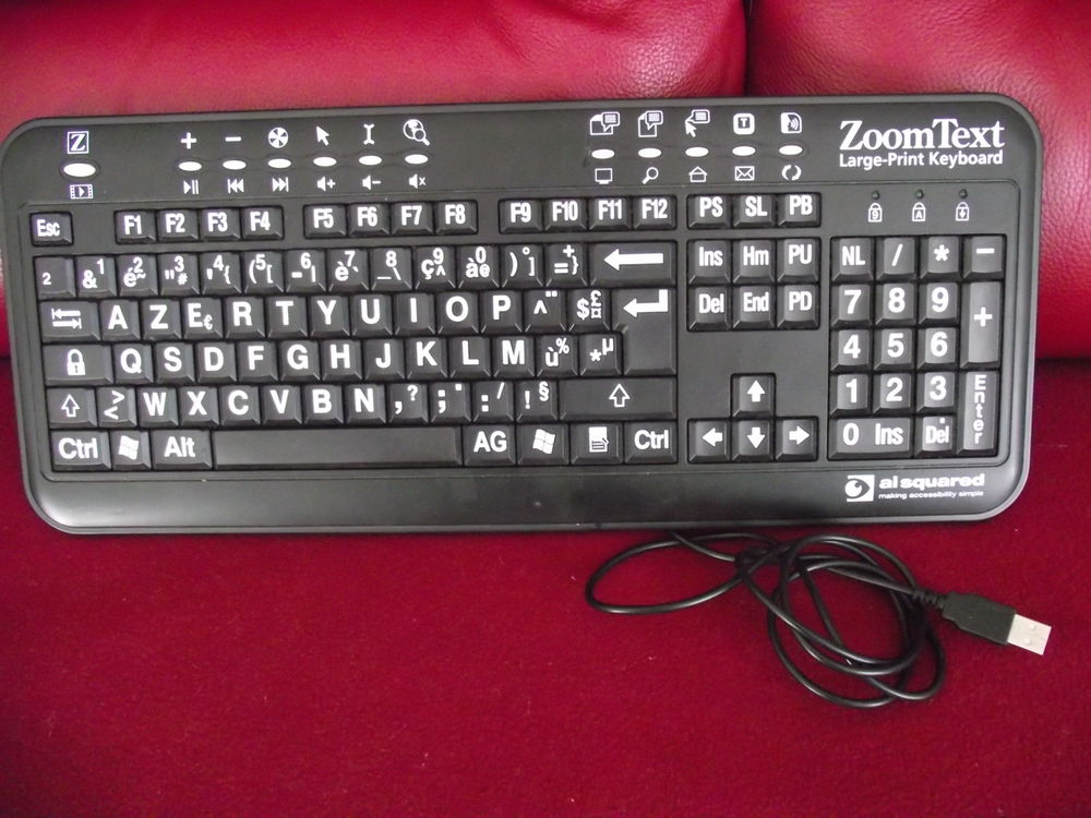 CLAVIER FORMAT AZERTY AVEC GROS CARACTERES. Matériel informatique
