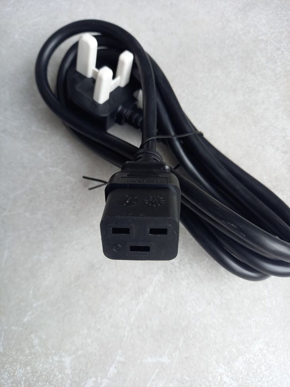 Cordon &eacute;lectrique CEI IEC 60320 C19 vers prise type UK 230cm Bricolage