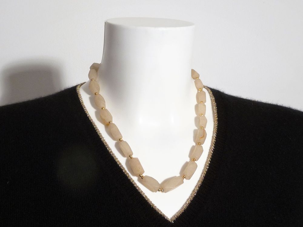 Collier en Pierre Beige et Petites Perles Dor&eacute;es- Neuf Bijoux et montres