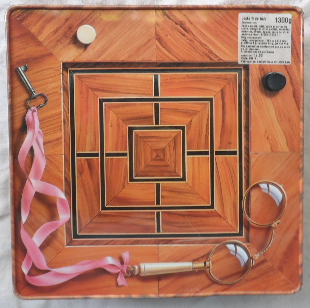 Jeu d'&eacute;chec dans une boite de biscuits carr&eacute;e de 23,50 cm Jeux / jouets