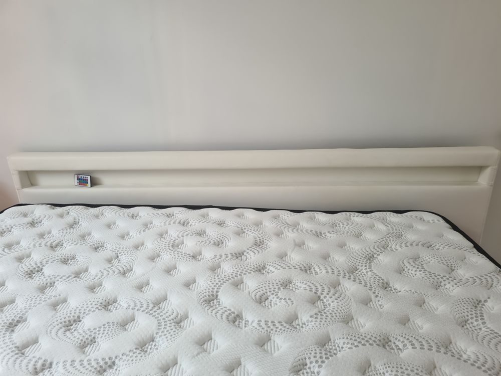 Encadrement lit cuir blanc et son sommier lattes 2&times;2 Meubles