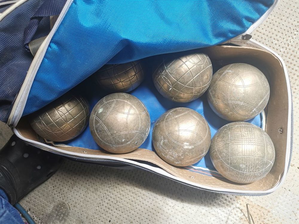 11 Boules lyonnaises anciennes avec housse et cochonnets Sports