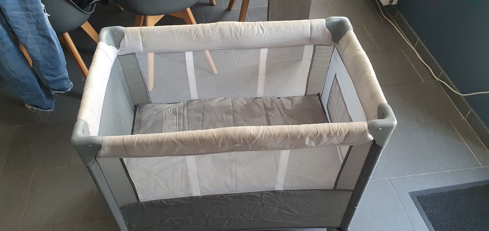 Lit parapluie b&eacute;b&eacute; en bon &eacute;tat Mobilier enfants