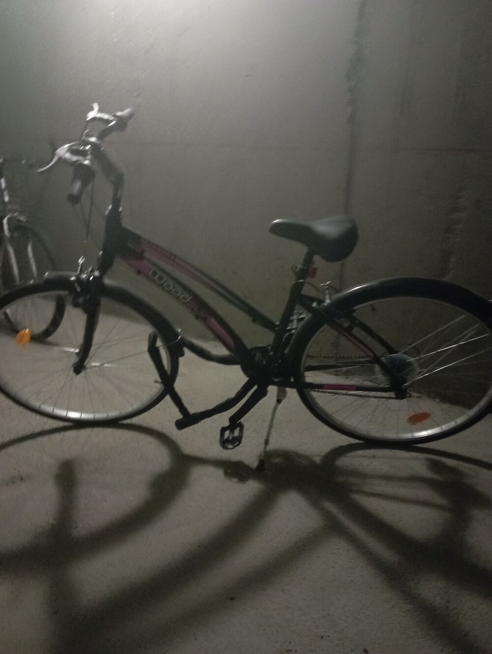 VTT femme neuf rose et noir double vitesse Vlos
