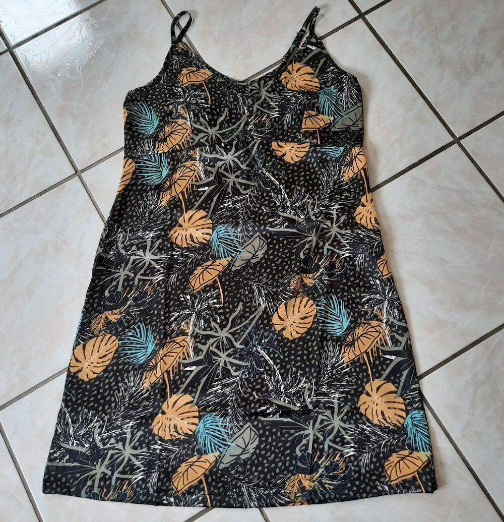 Nuisette satin&eacute; noire imprim&eacute; feuilles en satin T 40 - 42 Vêtements
