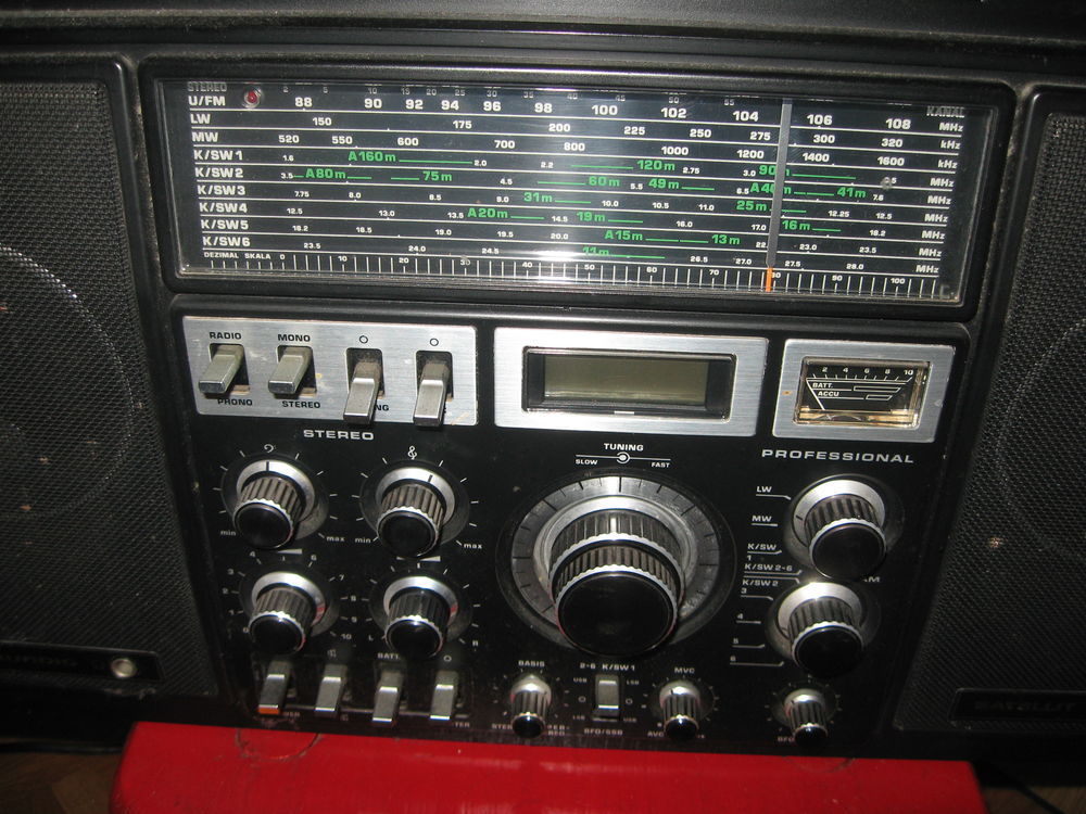ancienne grande radio Grundig satellit 2400 