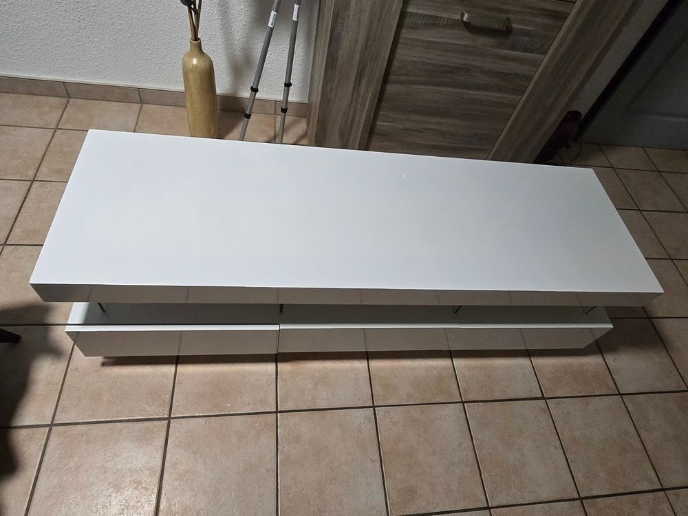 MEUBLE TV EN LAQU&Eacute; BLANC AVEC R&Eacute;TRO-&Eacute;CLAIRAGE Meubles