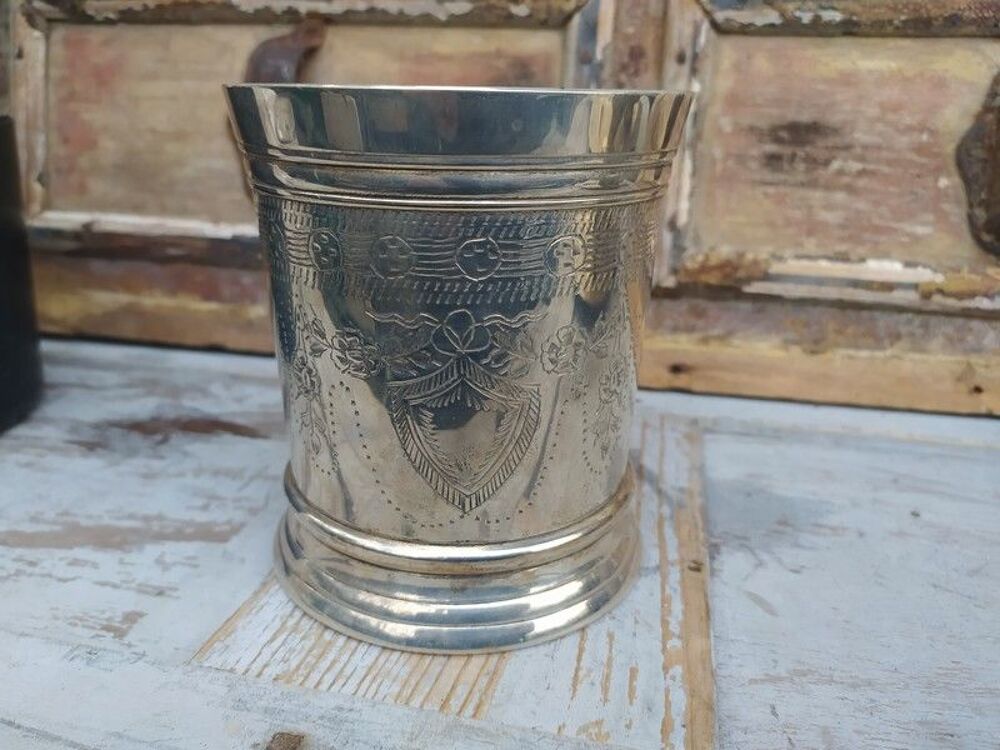Ancien Vase Argent ou M&eacute;tal Cisel&eacute; Blason Style Anglais 