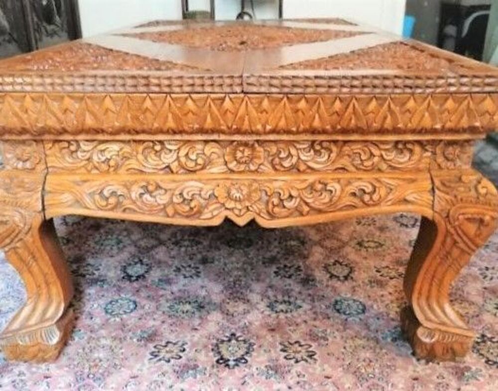 Une tr&egrave;s belle Table basse sculpt&eacute;e Tchadienne. Meubles