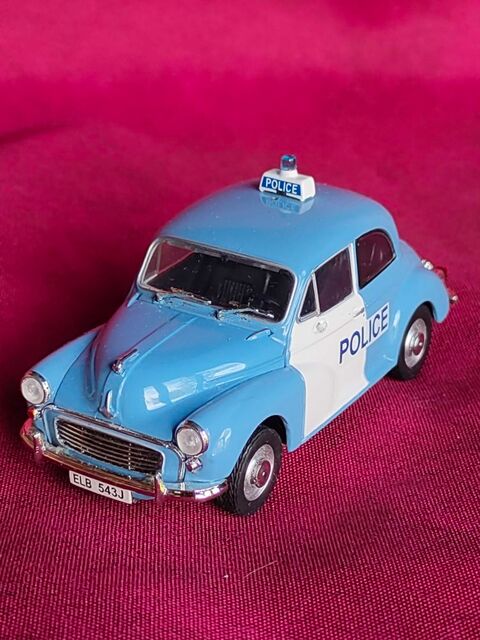 Voiture miniature Morris minor de la police Avermes (03)