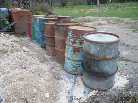 11 bidon de 200 litres en métal. 10 Foulcrey (57)