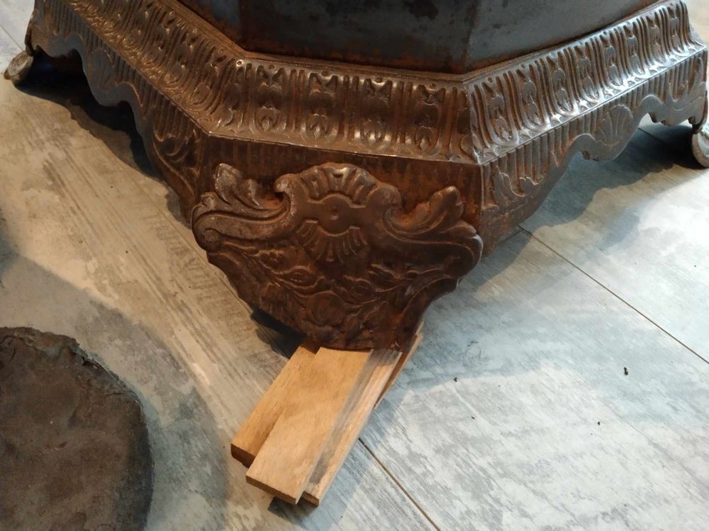 Po&ecirc;le &agrave; charbon. D�coration