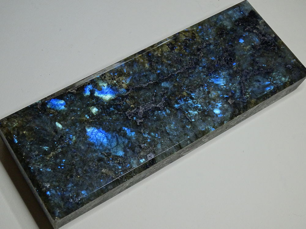 Labradorite naturelle polie sur une face Madagascar 3,598 kg 