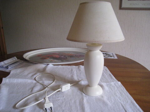 Lampe de chevet blanche avec ampoule 14 Saint-Ismier (38)
