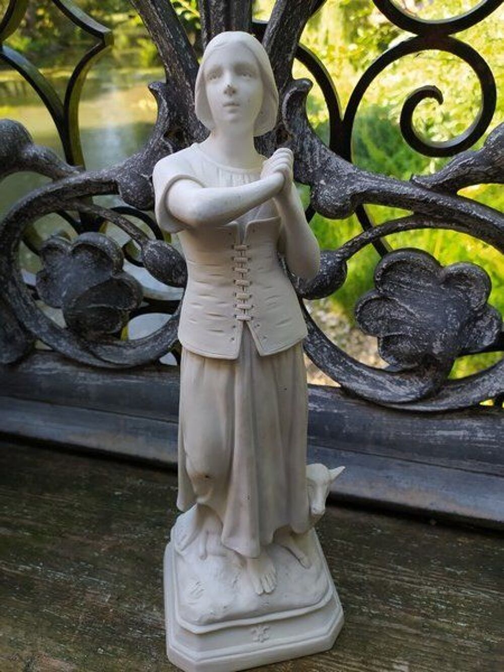Ancienne Statue Jeanne d'Arc en Biscuit Porcelaine Fleur Lys 