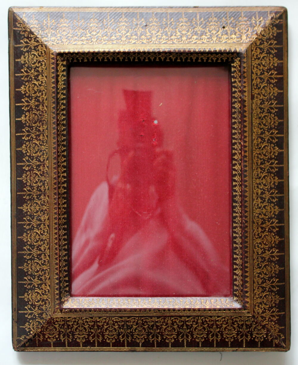 Cadre Napol&eacute;on III cuir marron rehauts dor&eacute;s, verre bomb&eacute; Décoration