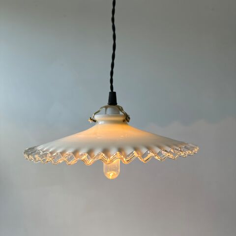 SUSPENSION ANCIENNE VINTAGE EN OPALINE DENTELEE 24 CM 
65 Lille (59)