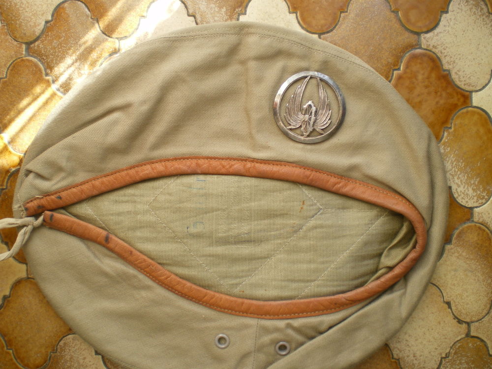B&eacute;ret en toile kaki. 