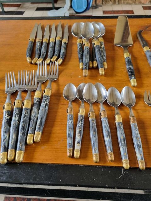 V�ritable service laguilole 
1 Saint-Quentin-la-Motte-Croix-au-Bailly (80)