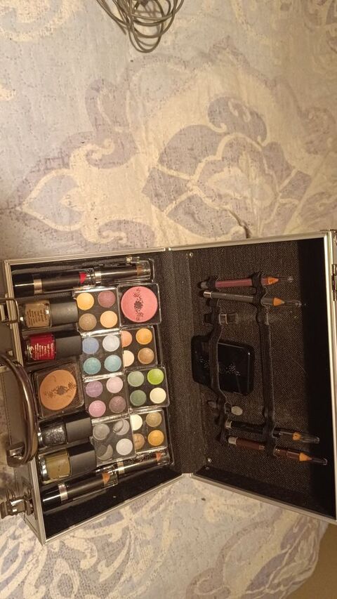 Je un coffret maquillage 60 euros 60 Livry-Gargan (93)