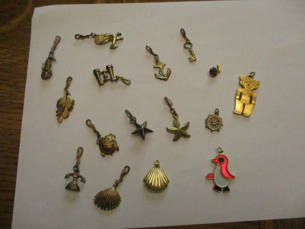 collier fantaisie avec galet transparent sur le milieu Bijoux et montres