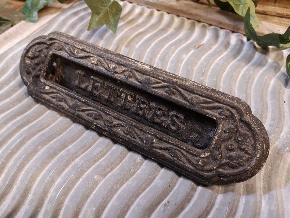 Ancienne Boite aux Lettres de Porte en Fonte Camion Fr&egrave;res. 