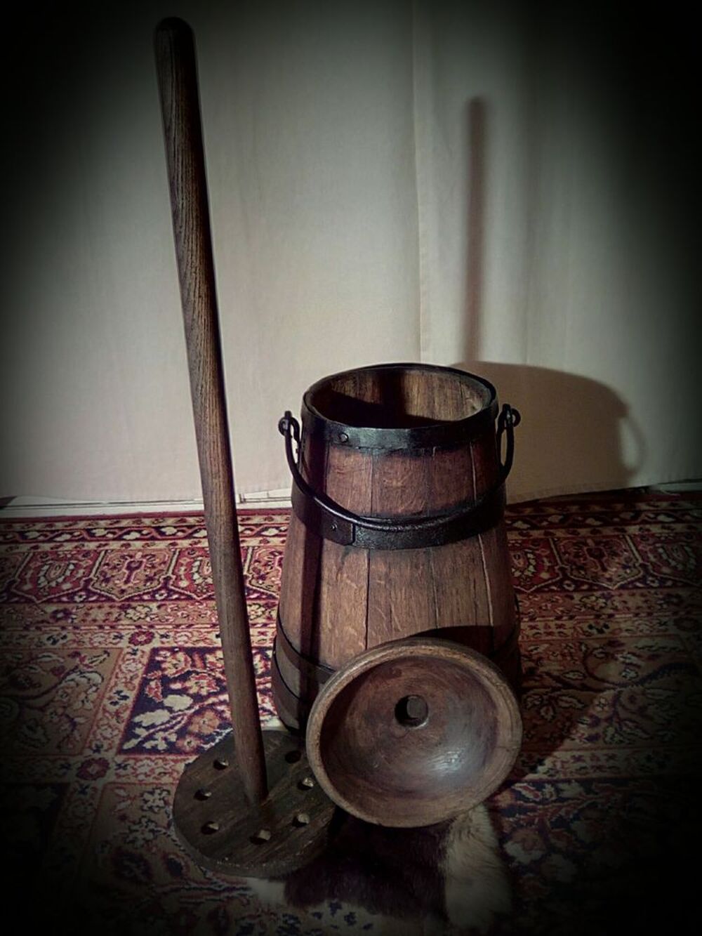UNE BARATTE EN BOIS AVEC SON PILON ( ANCIENNE ) Décoration