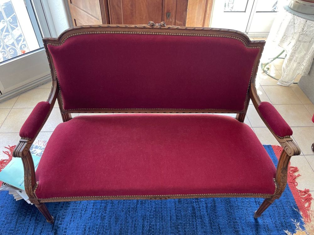 Banquette Louis XV en bois et en velours rouge Meubles