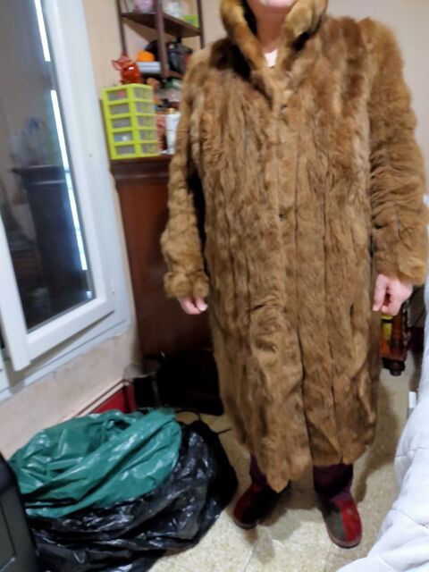 Manteau en fourrure v�ritable. 250 Villiers-le-Bel (95)