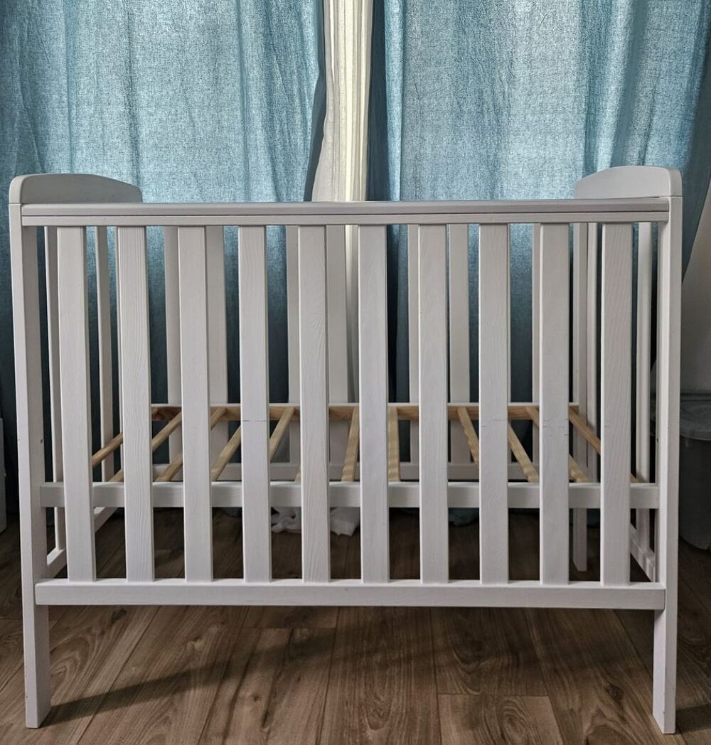 Lit b&eacute;b&eacute; blanc en bois Mobilier enfants
