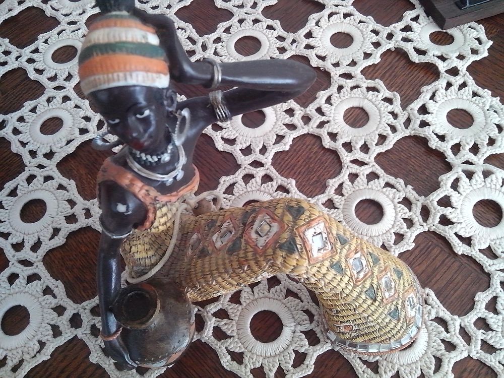 STATUETTES en r&eacute;sine. Décoration