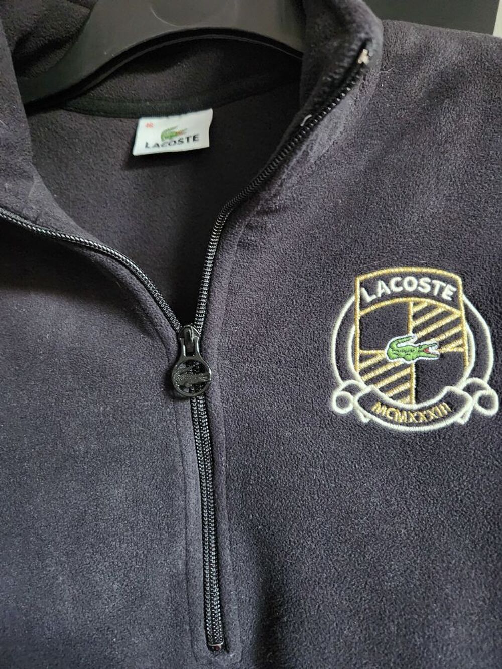 polaire &agrave; quart de zip
Marque Lacoste
Couleur noir
Neuf Vêtements