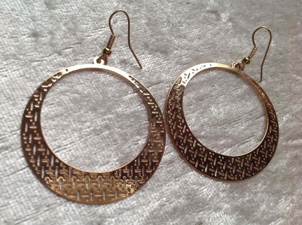 BOUCLES OREILLES DOR&Eacute;E RONDE CREUSE Envoi Possible
Bijoux et montres