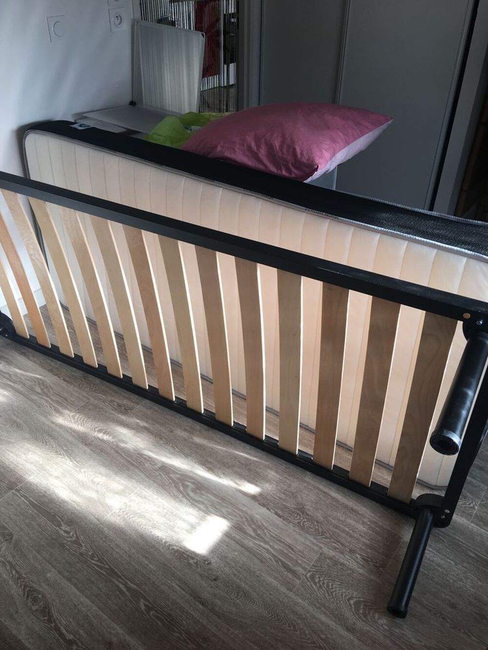 2 lits sommier &agrave; lattes sur pieds et matelas Meubles