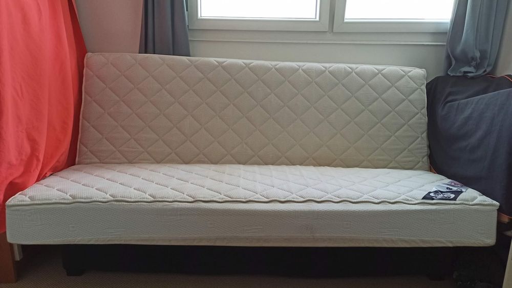 Canap&eacute;- lit avec bon matelas Simmons Meubles