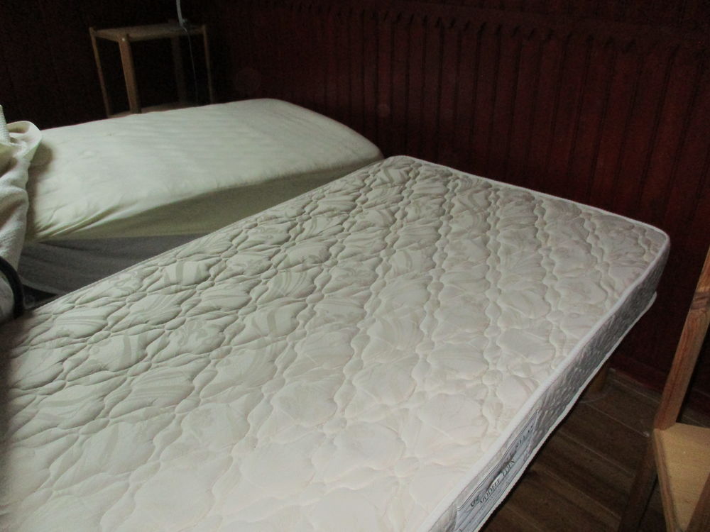 SOMMIERS ET MATELAS NEUF avec les pieds Meubles