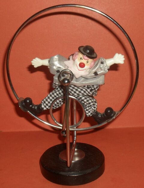 Clown en mouvement circulaire 20 Montreuil (93)