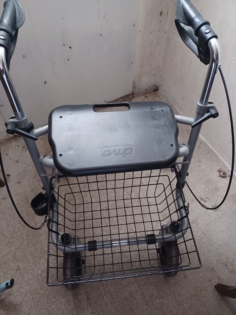 D&eacute;ambulateur 4 roues avec panier Meubles